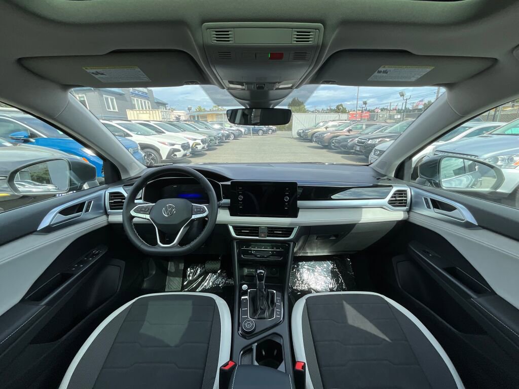 New 2025 Volkswagen Taos SE image 14