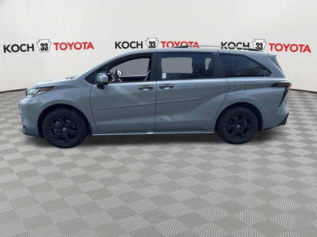 Certified 2025 Toyota Sienna XLE Woodland Edition image 4