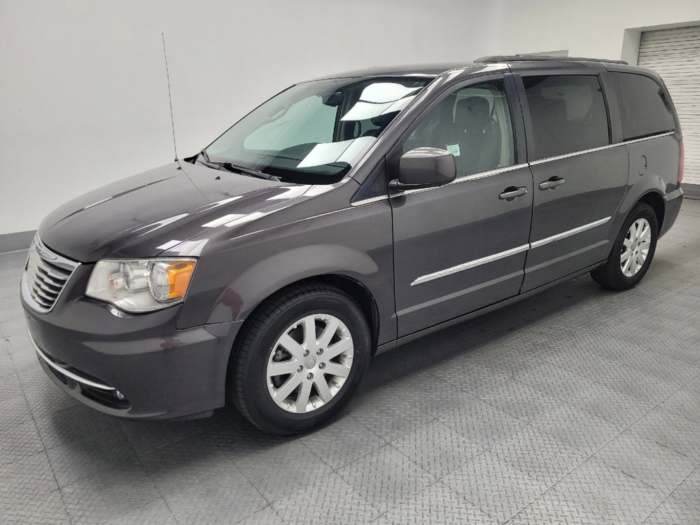 Used 2016 Chrysler Town & Country Touring FWD image 2