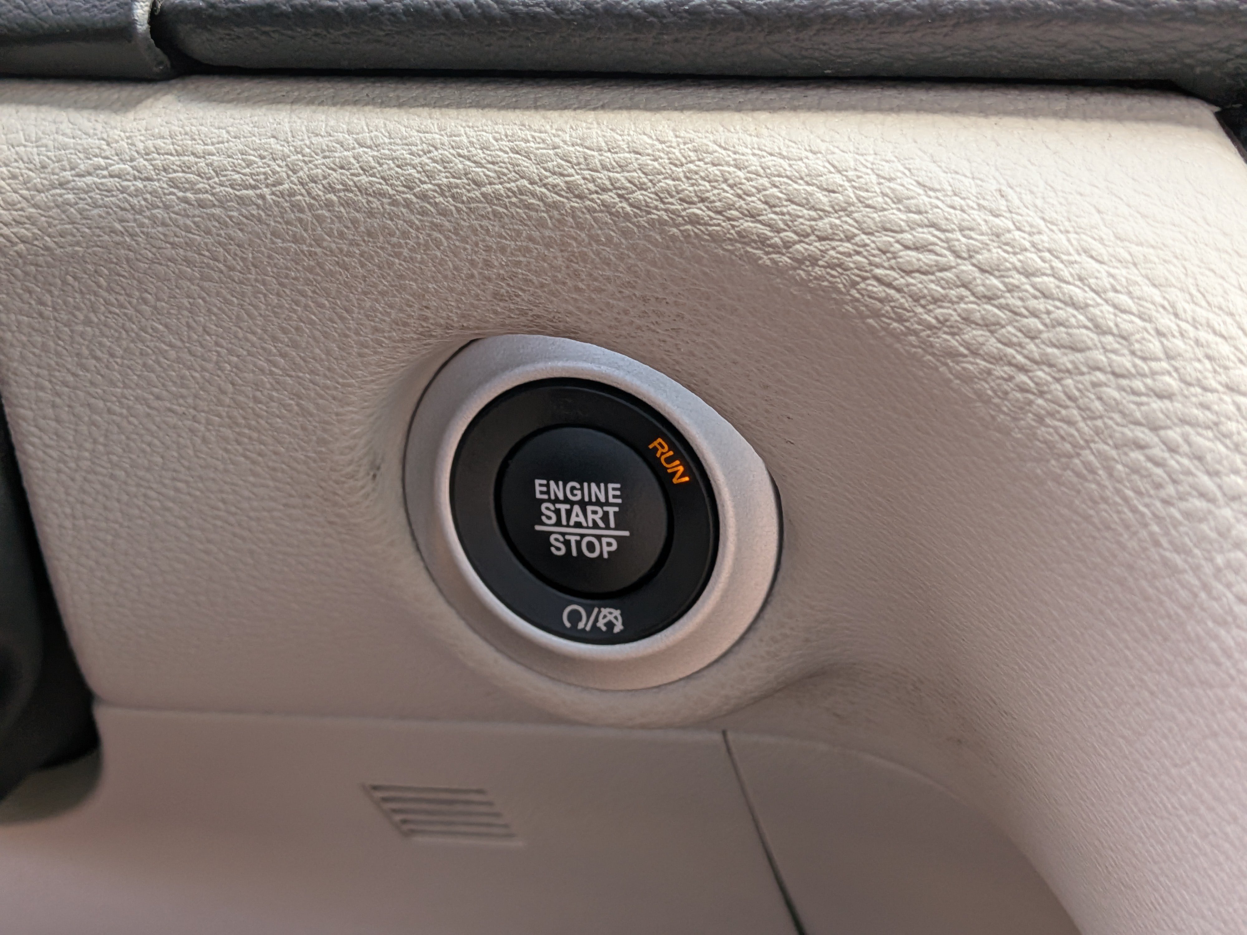 Used 2024 Chrysler Pacifica Limited FWD image 31