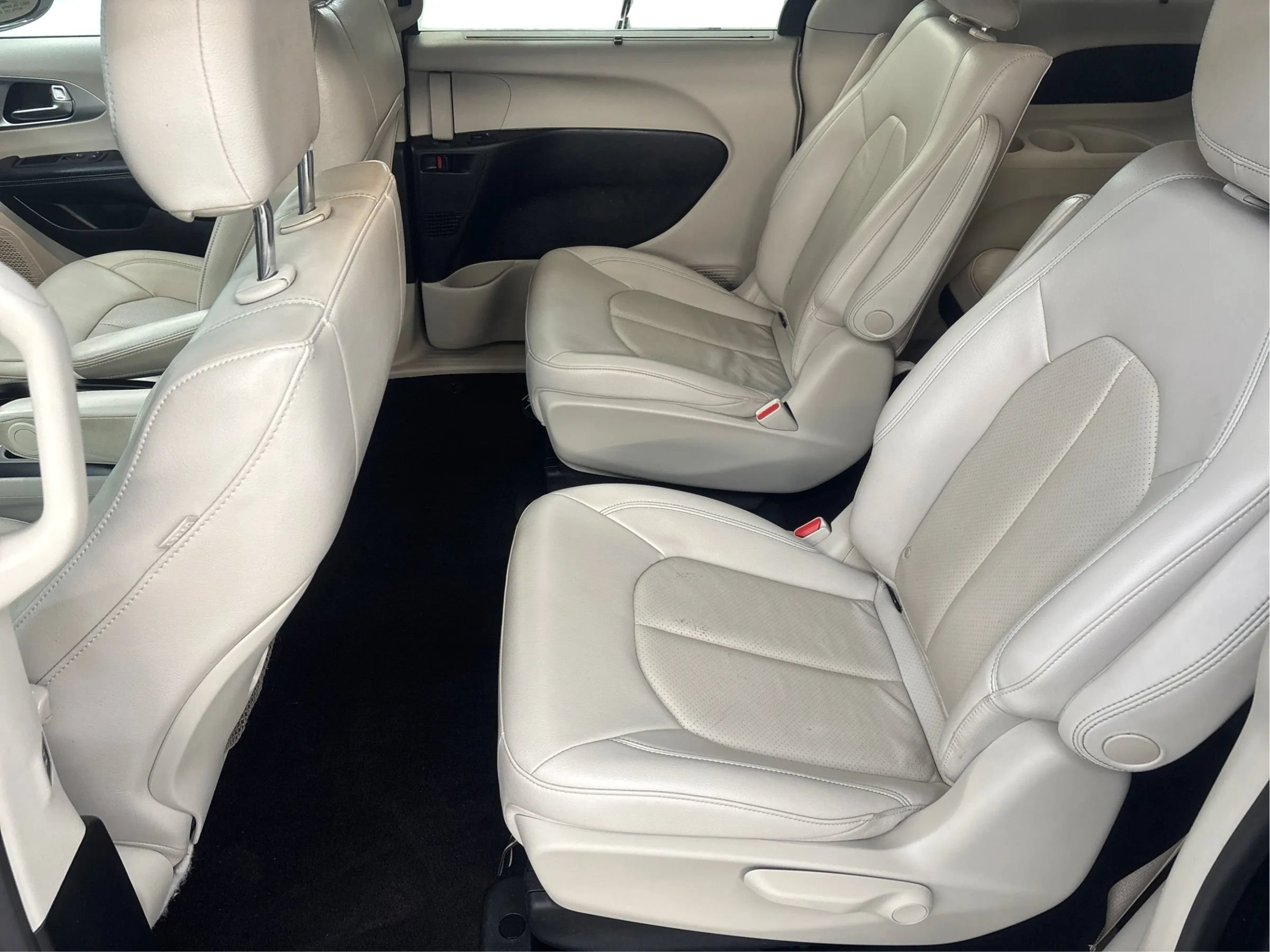 Used 2020 Chrysler Pacifica Touring-L FWD image 14
