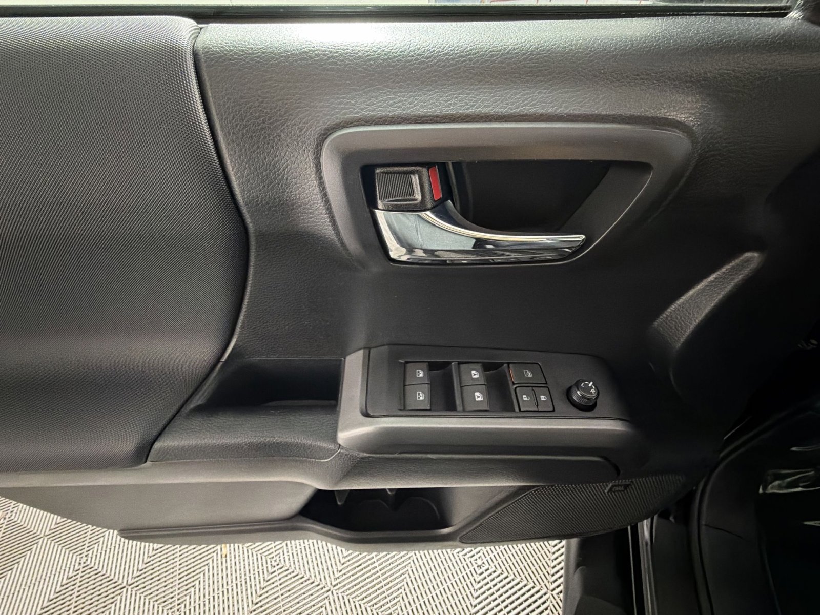 Used 2023 Toyota Tacoma TRD Off-Road image 15