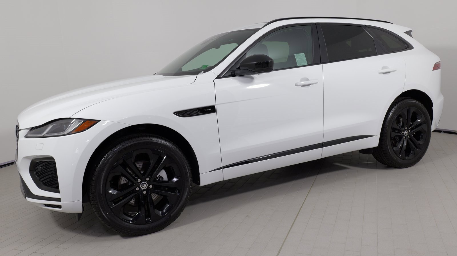 Used 2025 Jaguar F-PACE R-Dynamic S image 1