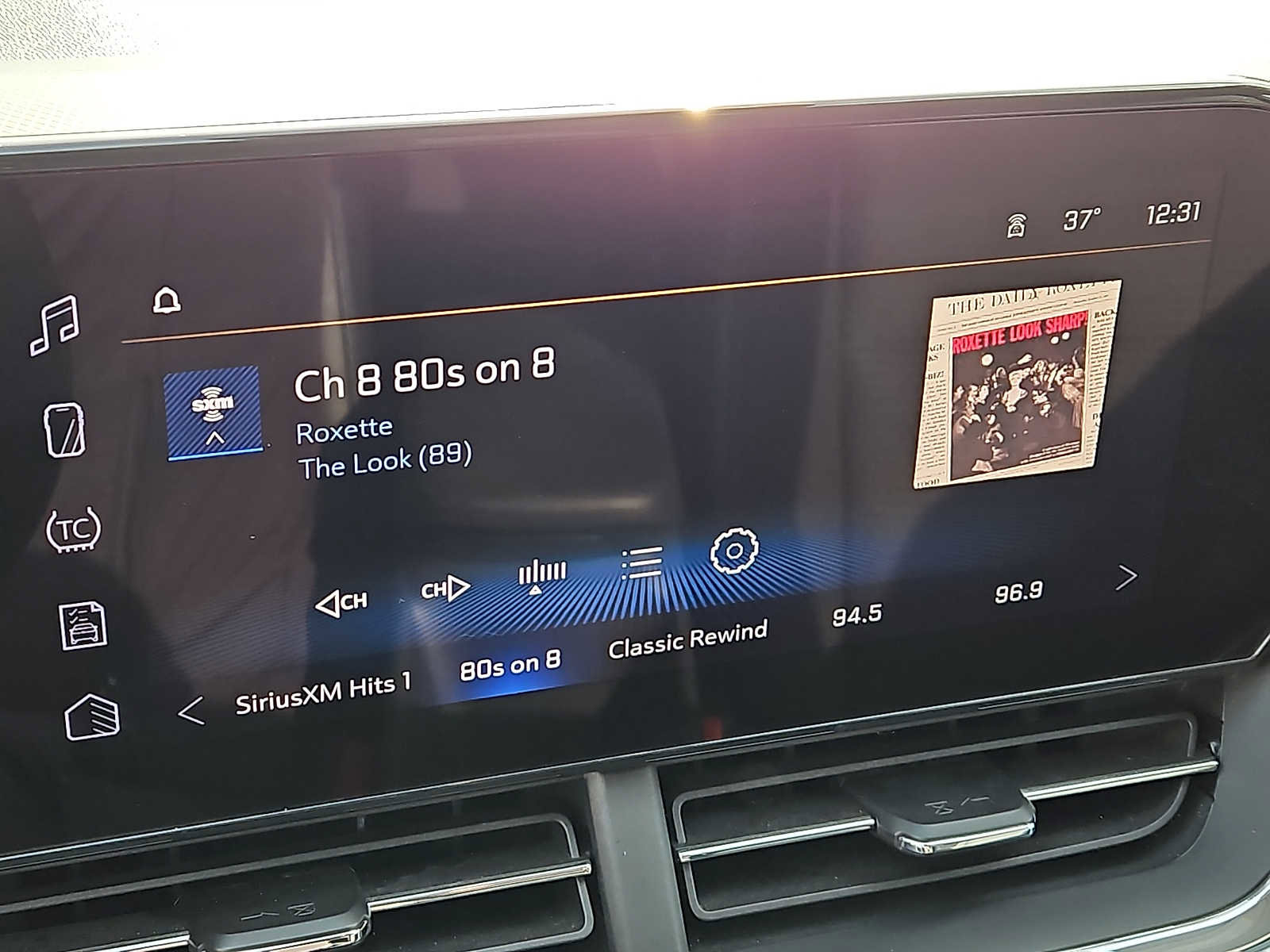 Used 2025 Chevrolet Trax LT w/ LT Convenience Package image 17