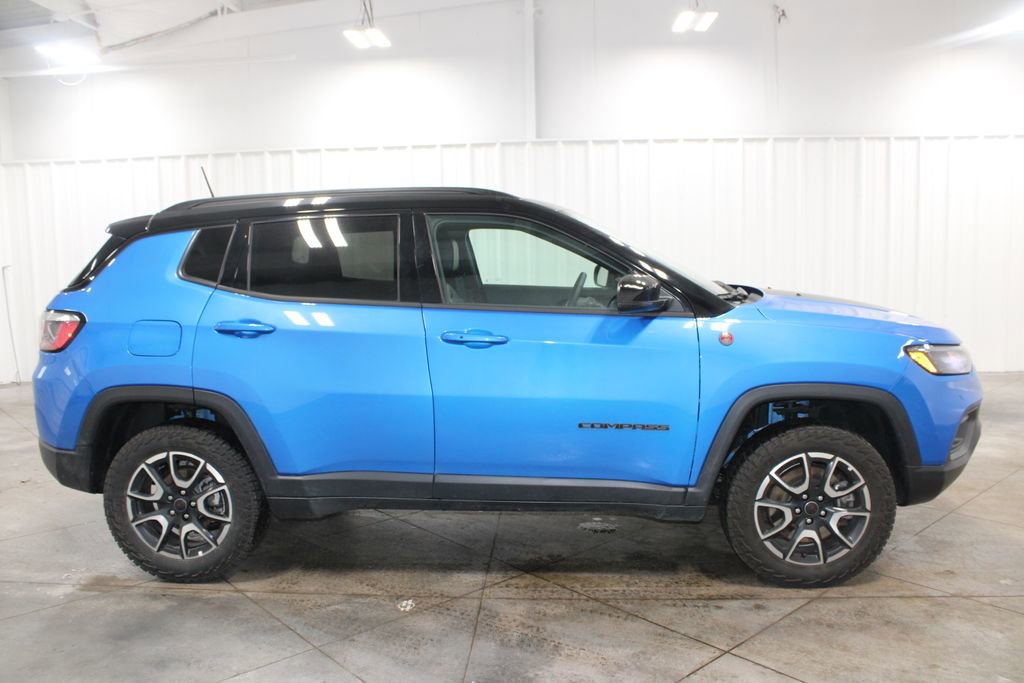 Used 2025 Jeep Compass Trailhawk image 11