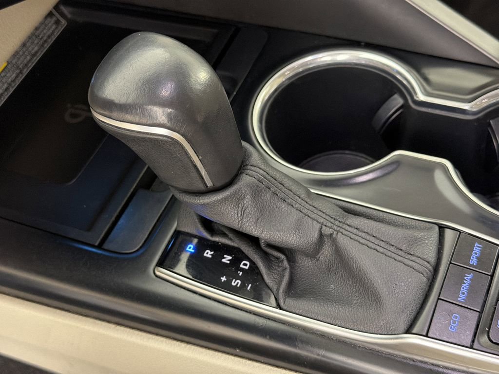 Used 2020 Toyota Camry XLE image 32