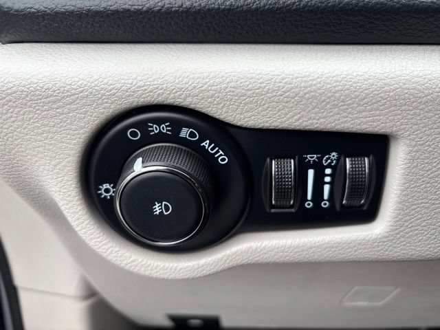 Used 2024 Chrysler Pacifica Limited FWD image 17