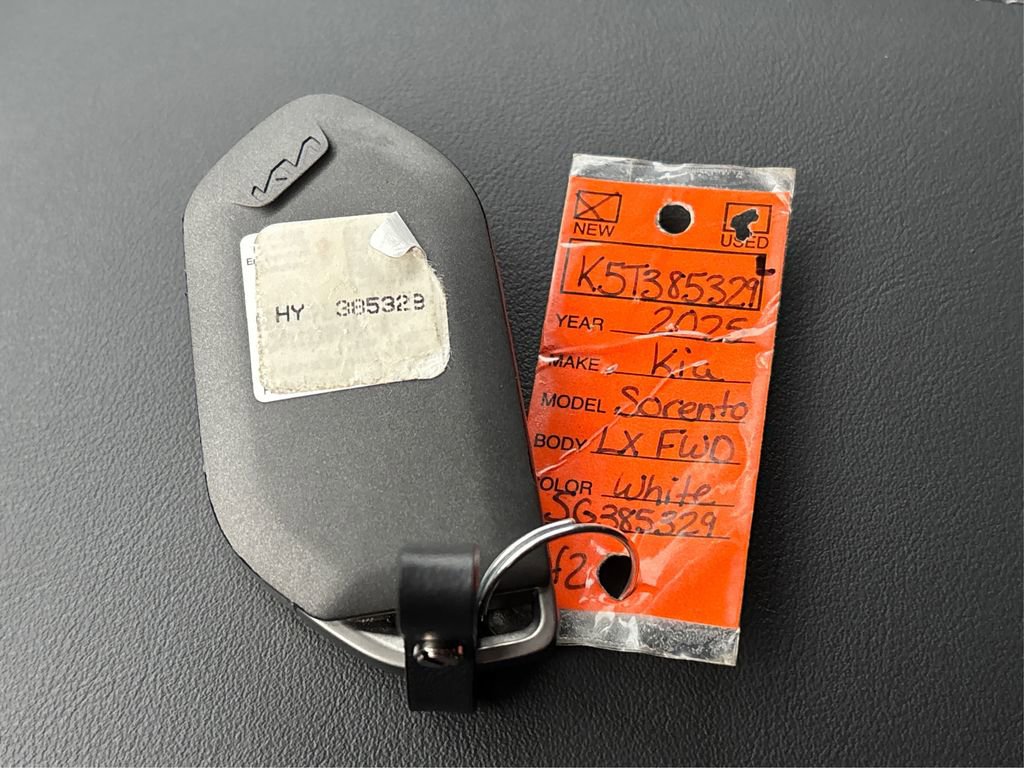 Certified 2025 Kia Sorento LX image 32