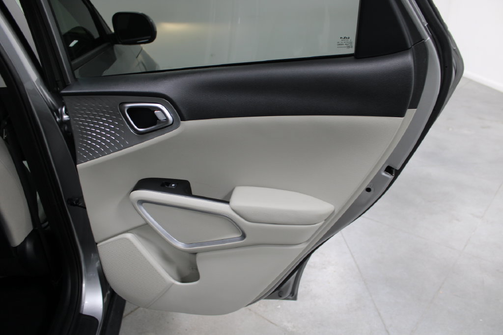 Used 2025 Kia Soul LX w/ LX Technology Package FWD image 27