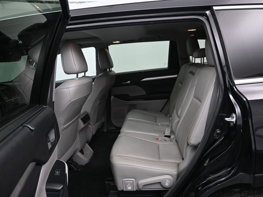 Used 2017 Toyota Highlander image 21