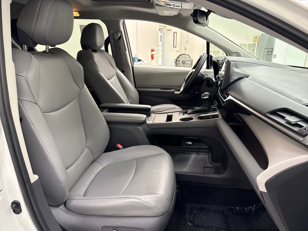 Used 2021 Toyota Sienna XLE w/ XLE Plus Package FWD image 22