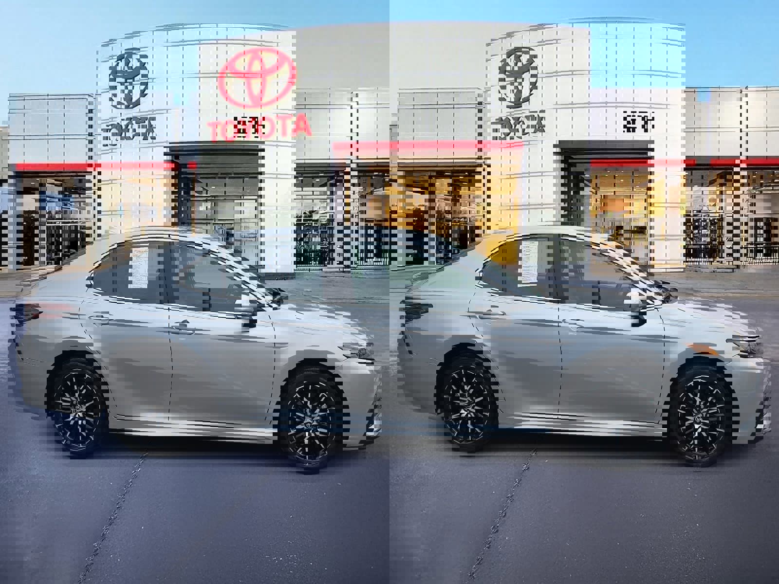 Used 2024 Toyota Camry SE image 4