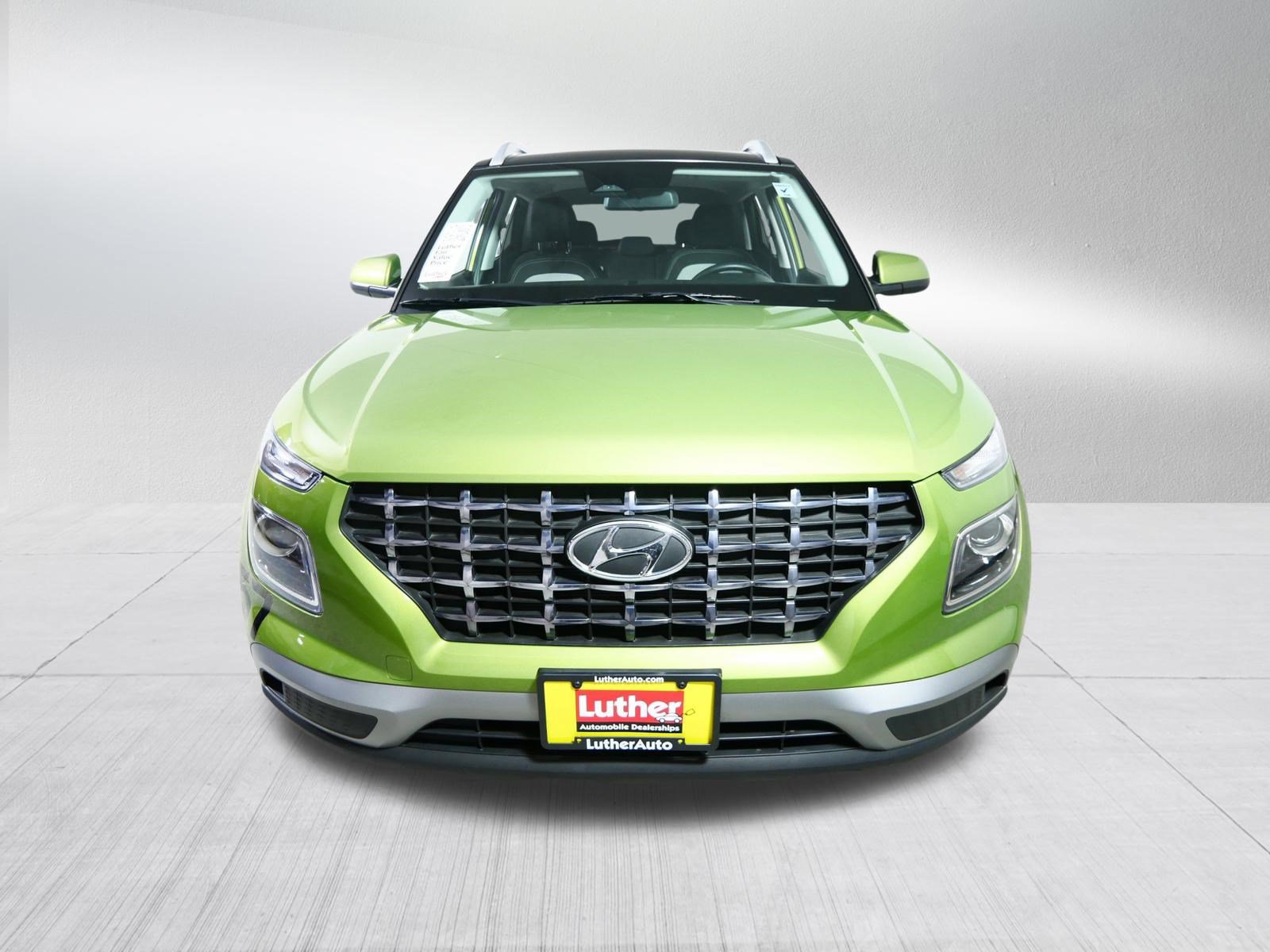 Used 2023 Hyundai Venue SEL video 2