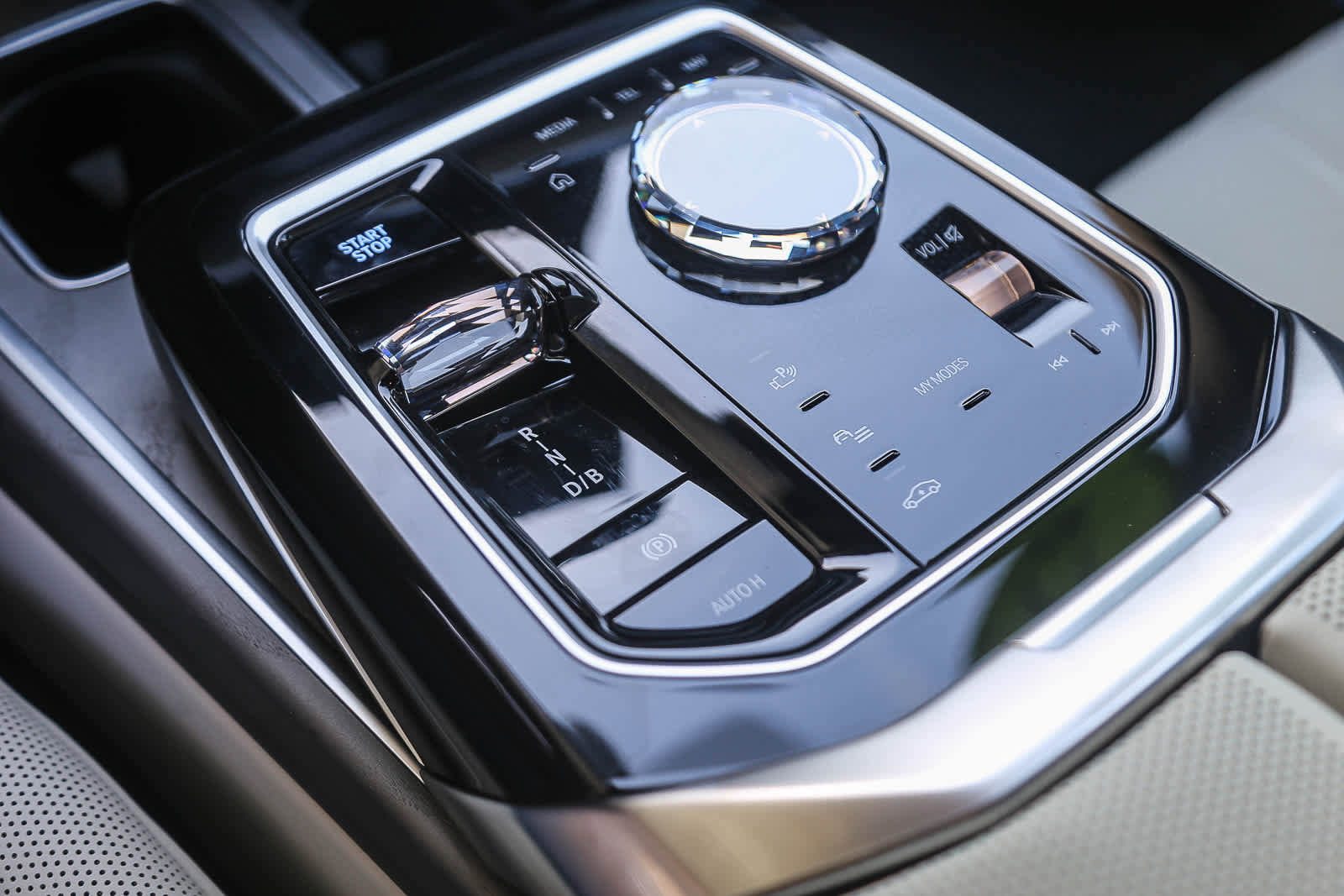 Used 2025 BMW i7 xDrive60 w/ Premium Package image 16