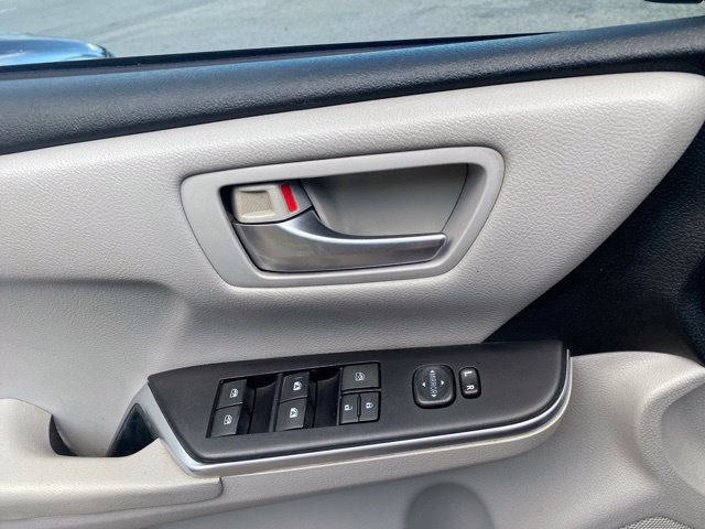 Used 2015 Toyota Camry SE FWD image 25