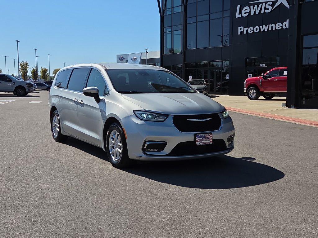 Used 2023 Chrysler Pacifica Touring-L FWD image 6