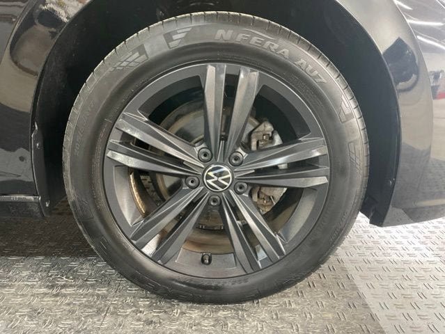 Certified 2023 Volkswagen Jetta SE w/ Panoramic Sunroof Package FWD image 3