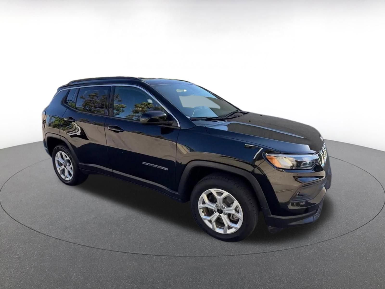 Used 2025 Jeep Compass Latitude AWD/4WD image 2