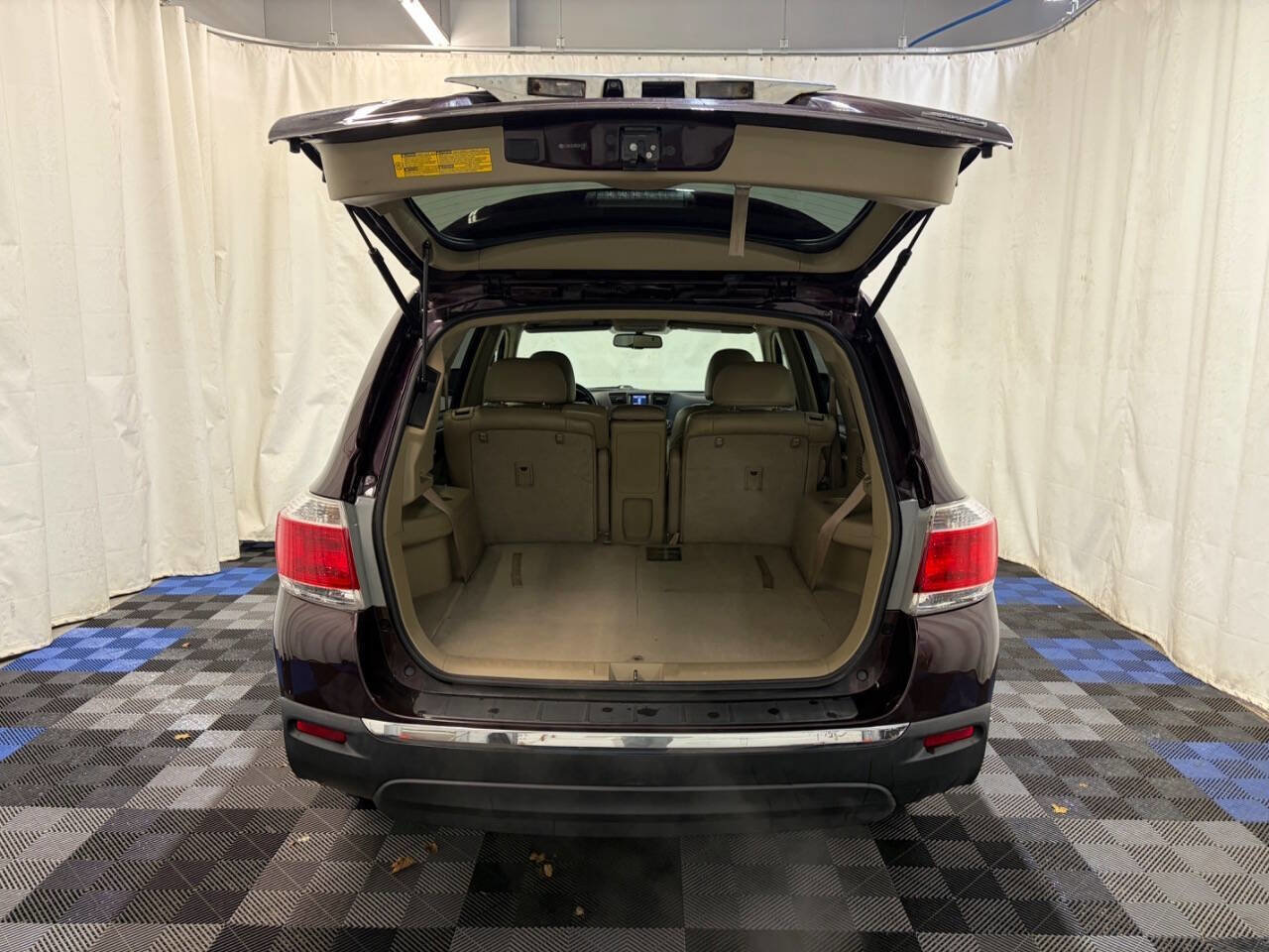 Used 2011 Toyota Highlander SE w/ Tow Pkg AWD/4WD image 10