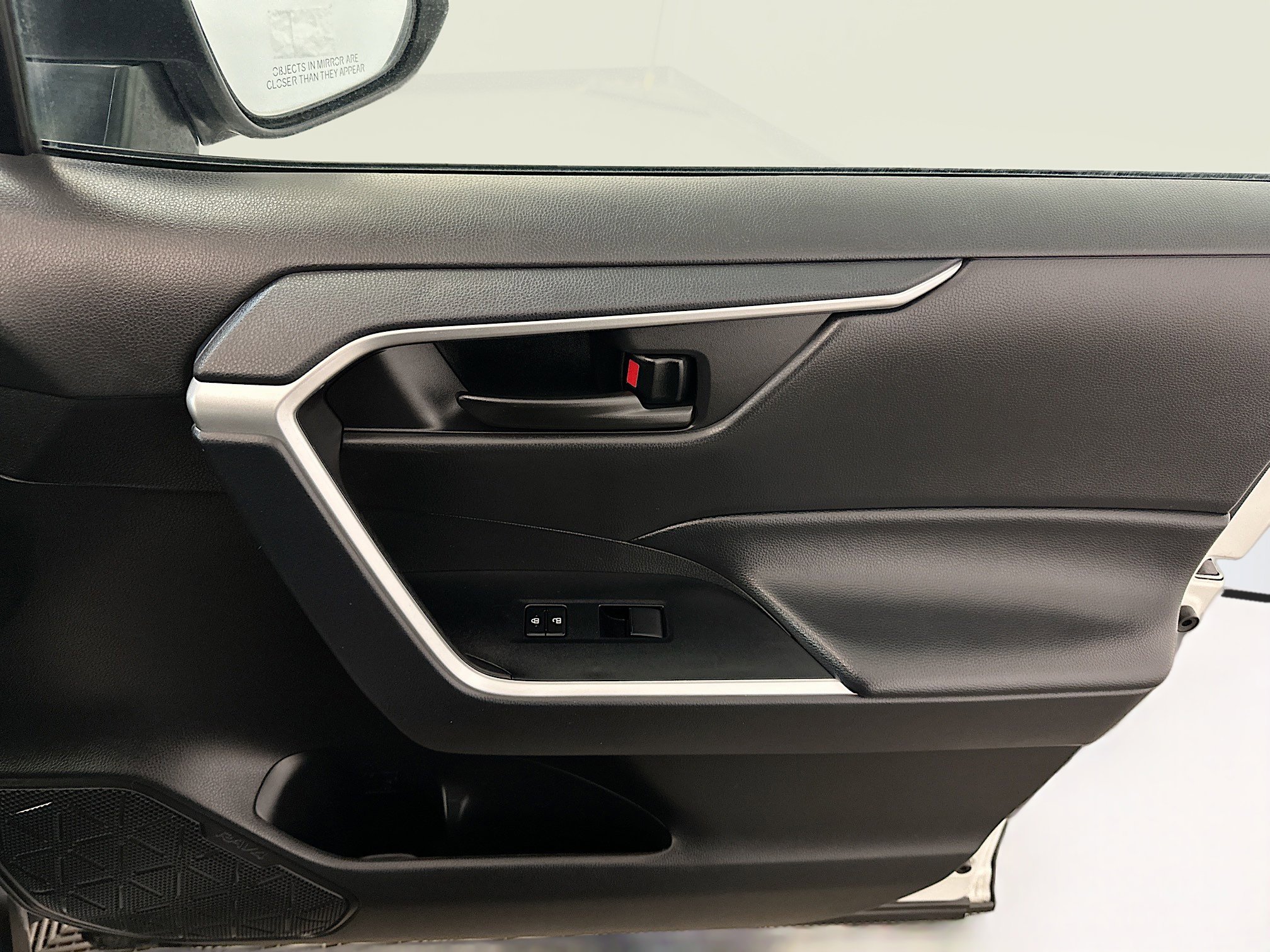 Used 2024 Toyota RAV4 LE image 33