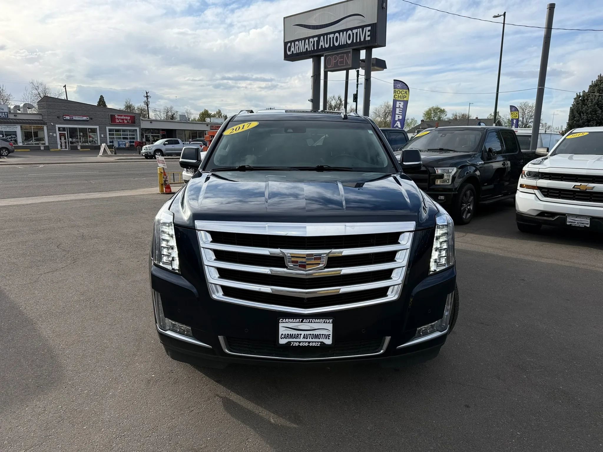 Used 2017 Cadillac Escalade Premium Luxury image 4