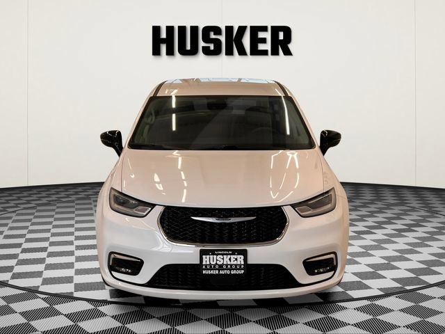 Used 2024 Chrysler Pacifica Touring-L image 3
