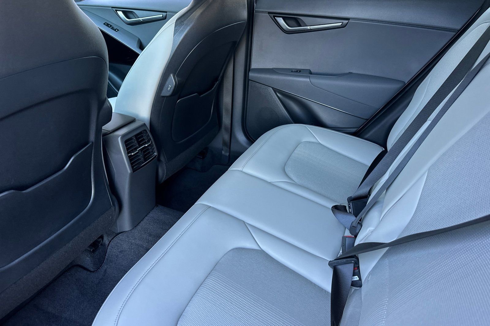 Used 2025 Kia Niro EX Touring image 9