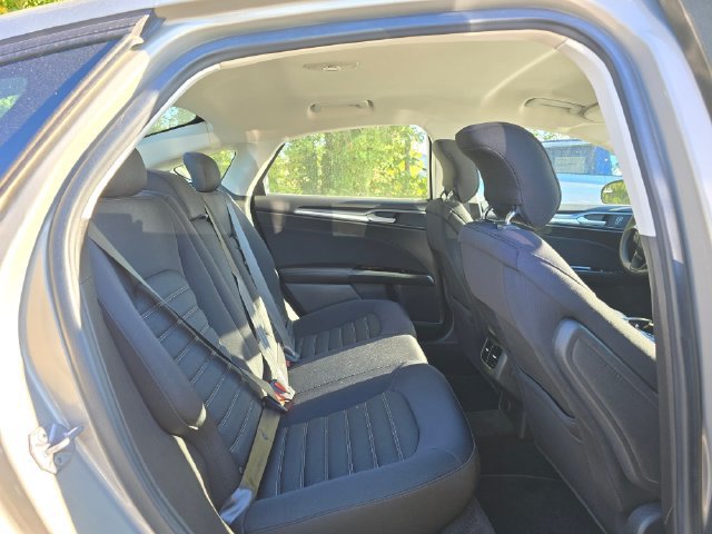Used 2015 Ford Fusion SE FWD image 12