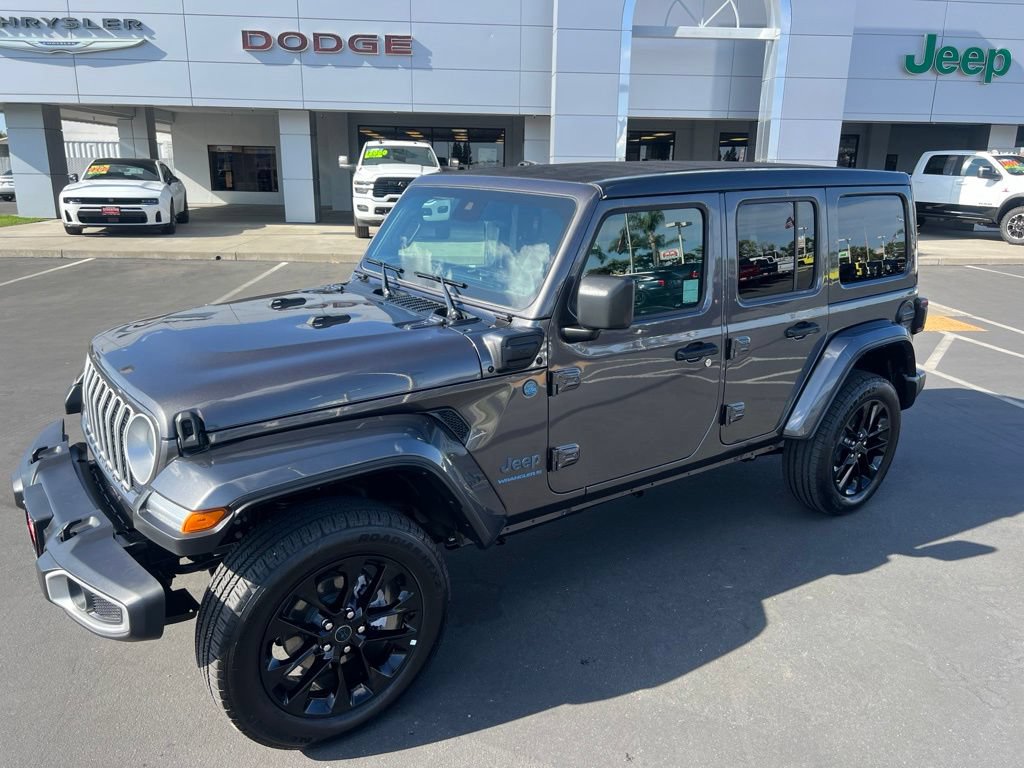 Used 2025 Jeep Wrangler Unlimited Sahara w/ Safety Group AWD/4WD image 3