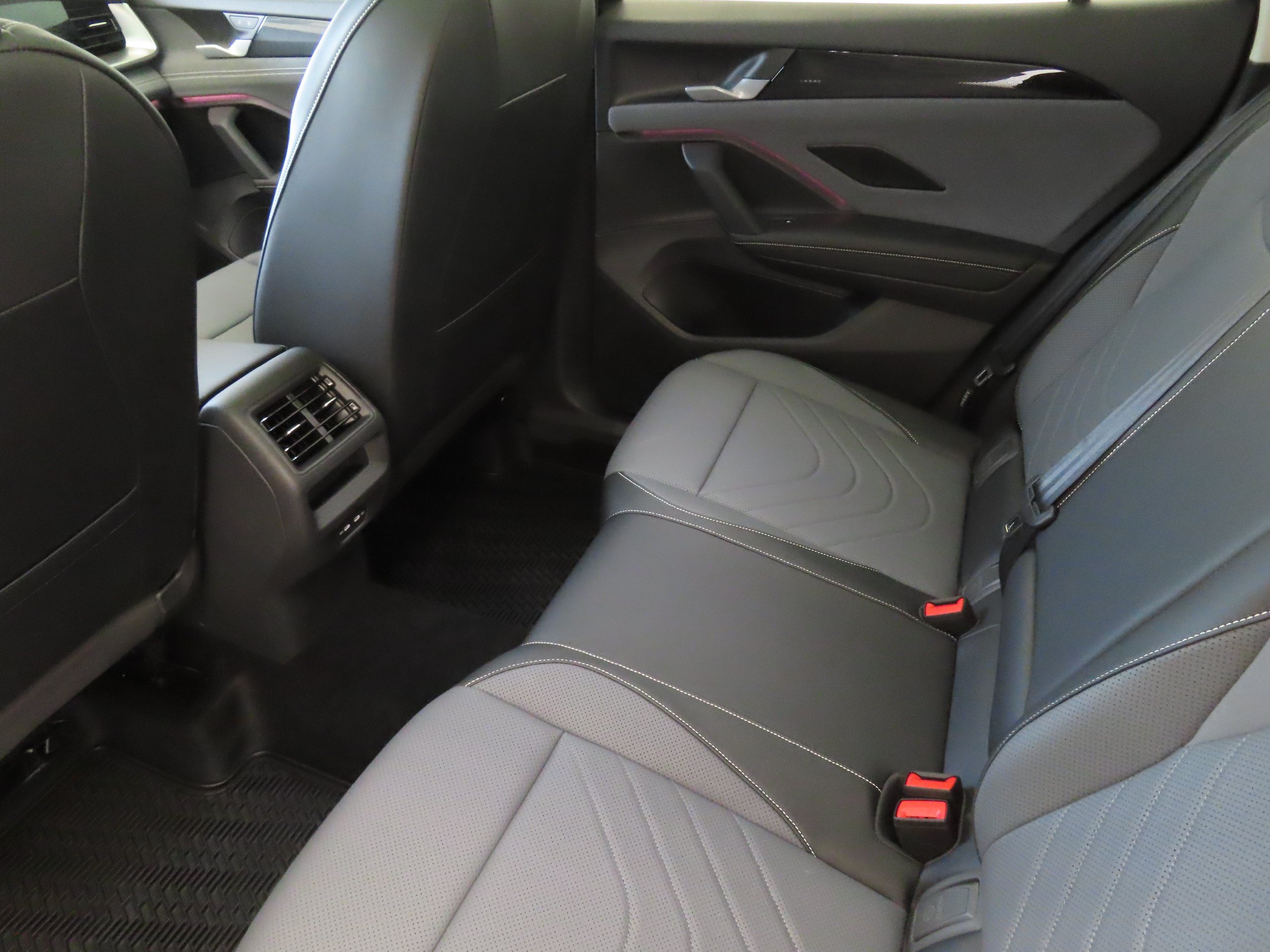 New 2026 Volkswagen Tiguan SE FWD image 18