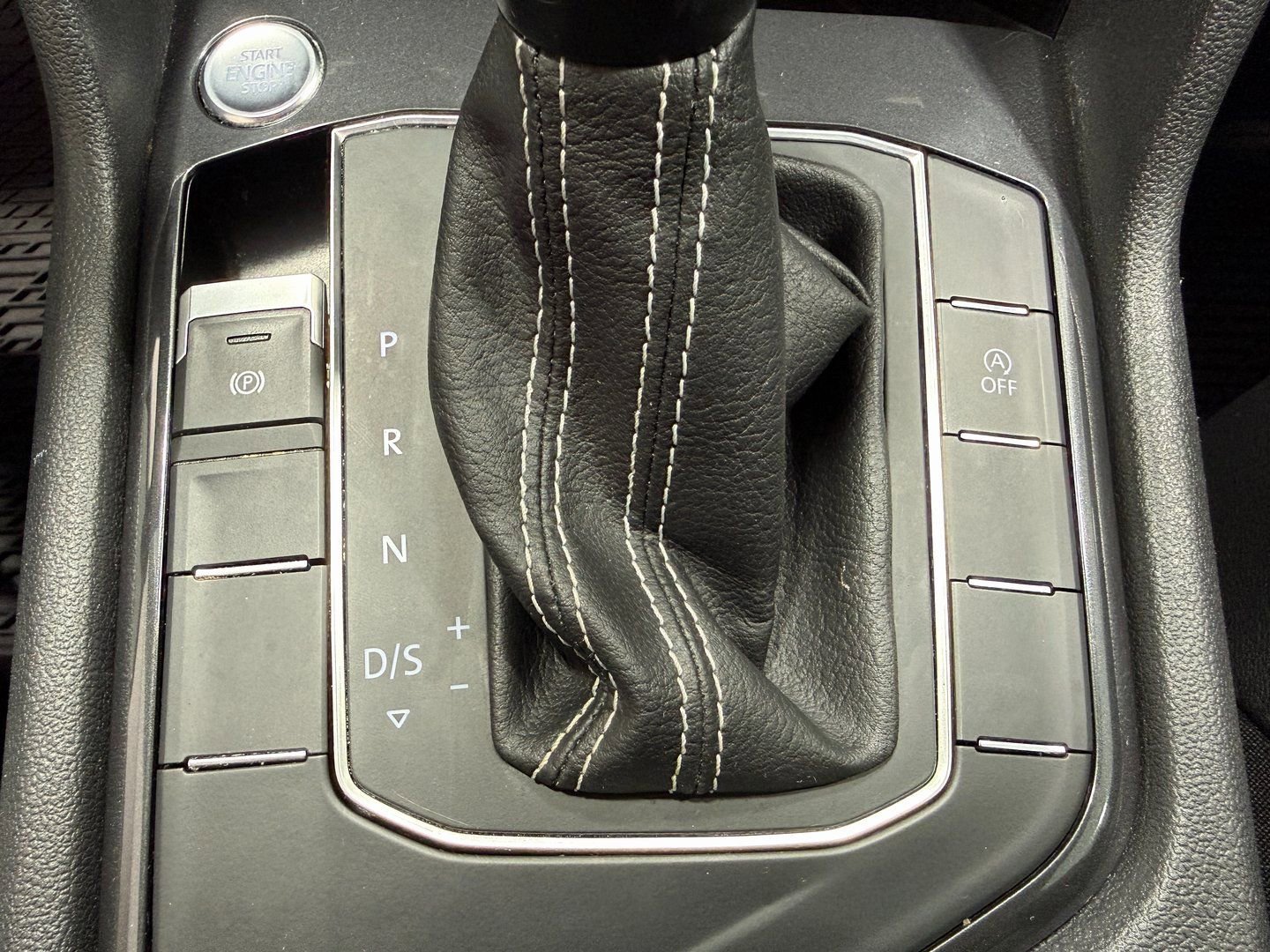 Used 2021 Volkswagen Tiguan SE image 14