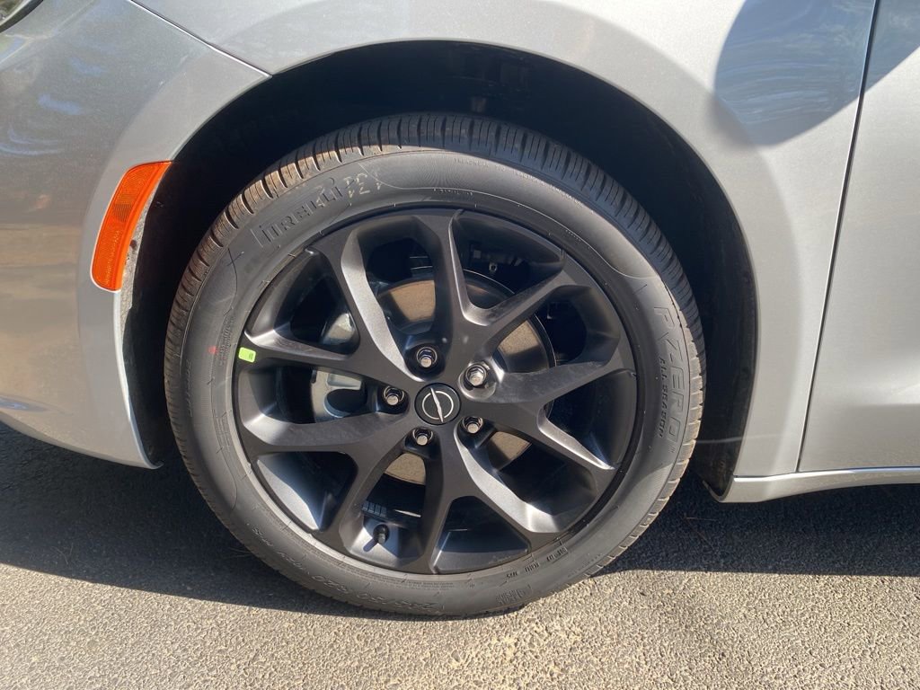 New 2026 Chrysler Pacifica Limited w/ S Appearance Package image 9