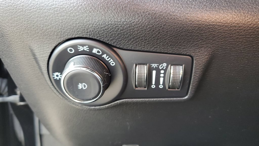 Used 2023 Jeep Compass Latitude w/ Convenience Group AWD/4WD image 24