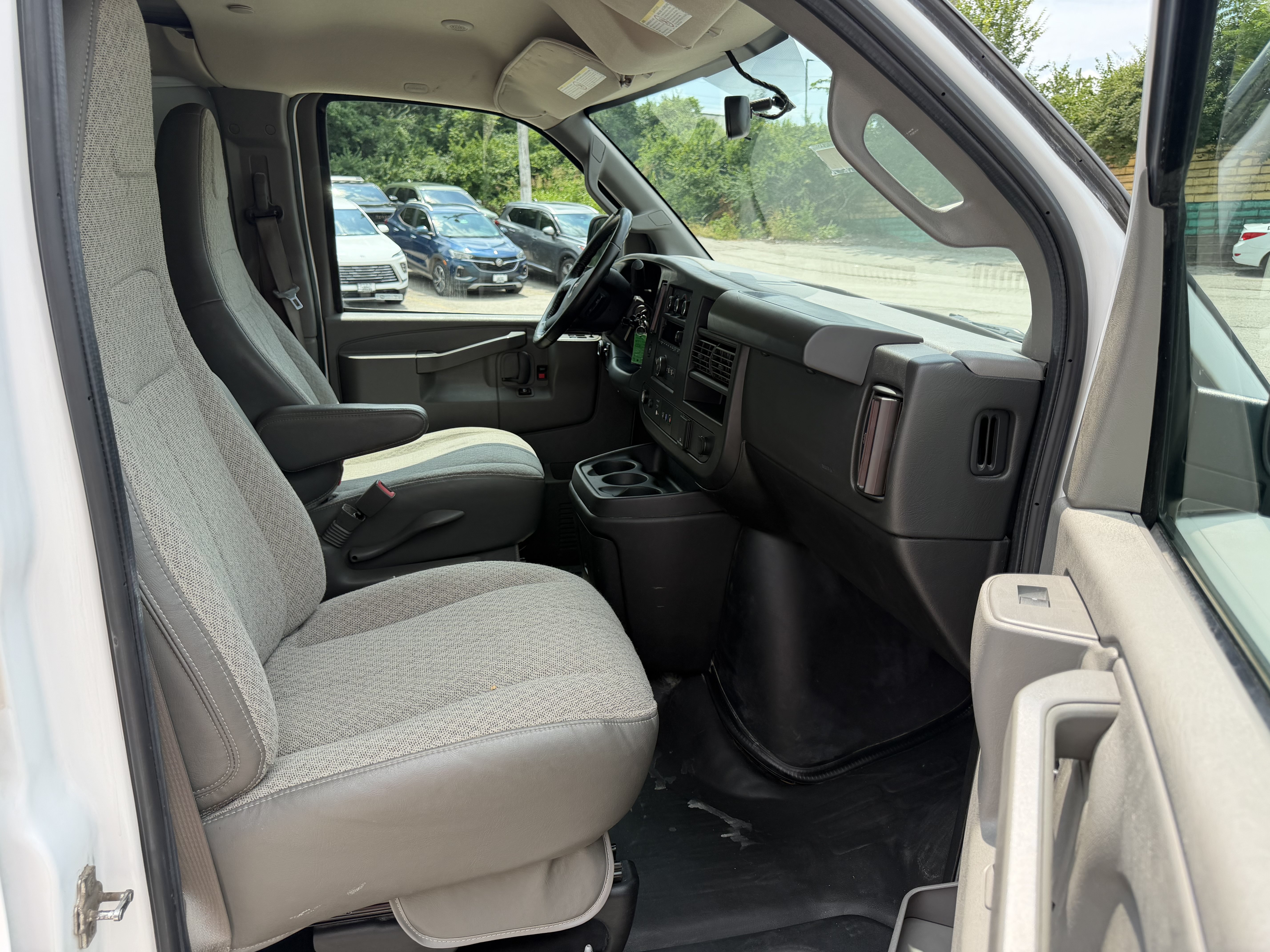 Used 2022 GMC Savana 3500 Extended w/ Driver Convenience Package RWD image 11