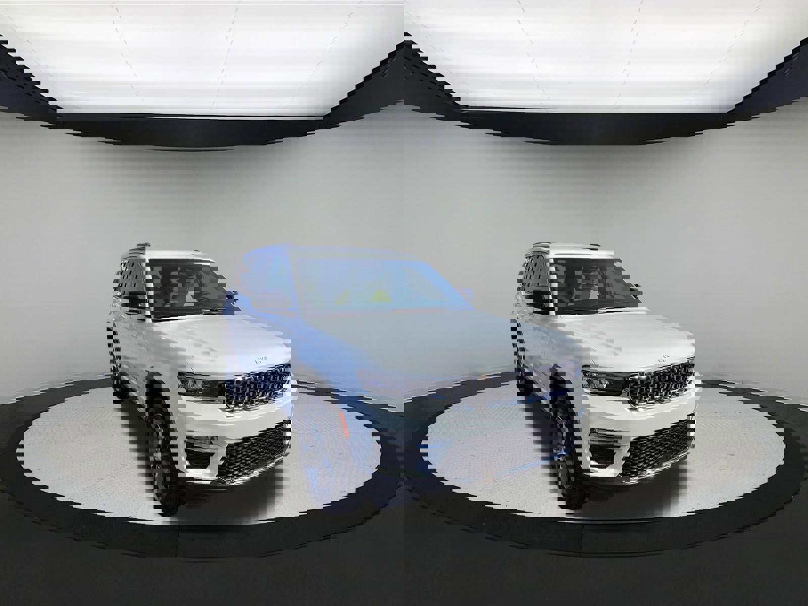 Used 2024 Jeep Grand Cherokee Limited image 2