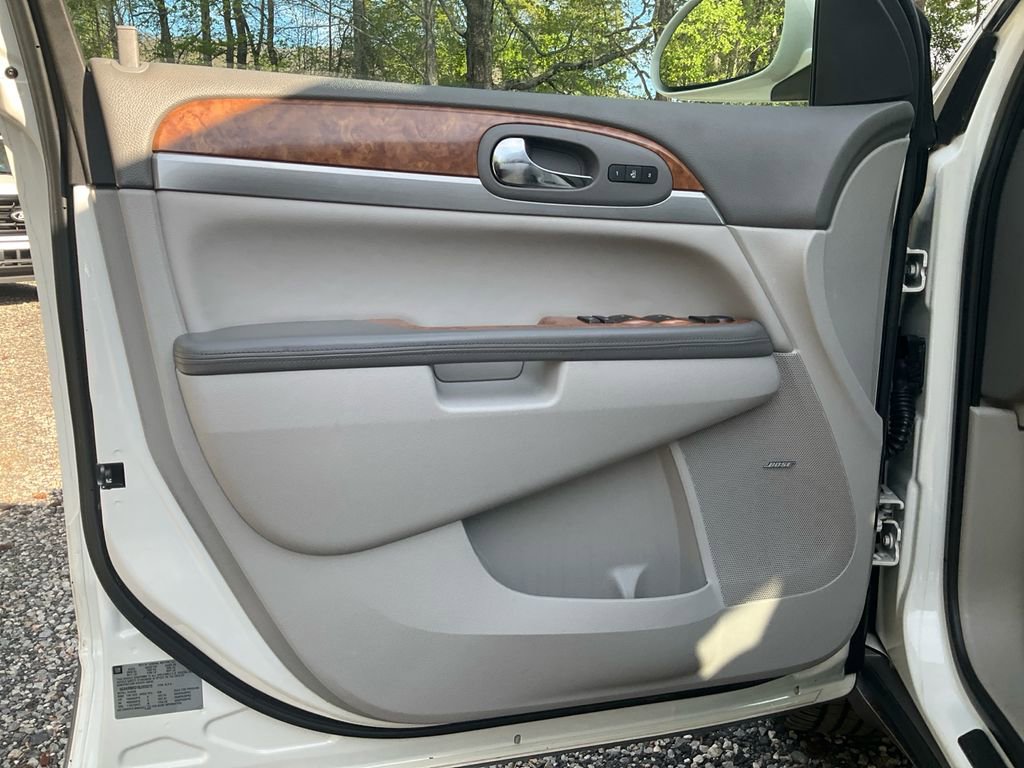 Used 2011 Buick Enclave CXL image 17