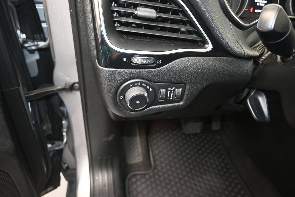 Used 2019 Jeep Cherokee Latitude Plus AWD/4WD image 12