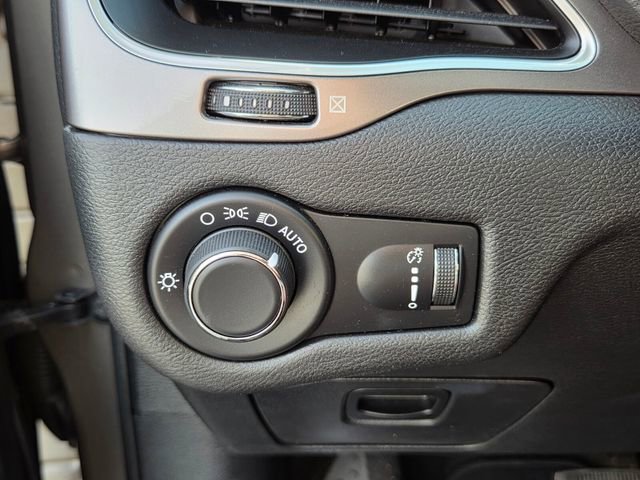 Used 2020 Jeep Cherokee Latitude FWD image 24
