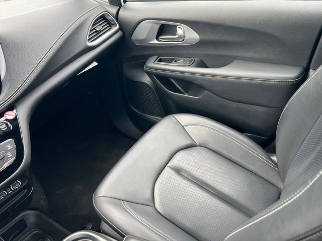 Used 2024 Chrysler Pacifica Select image 15