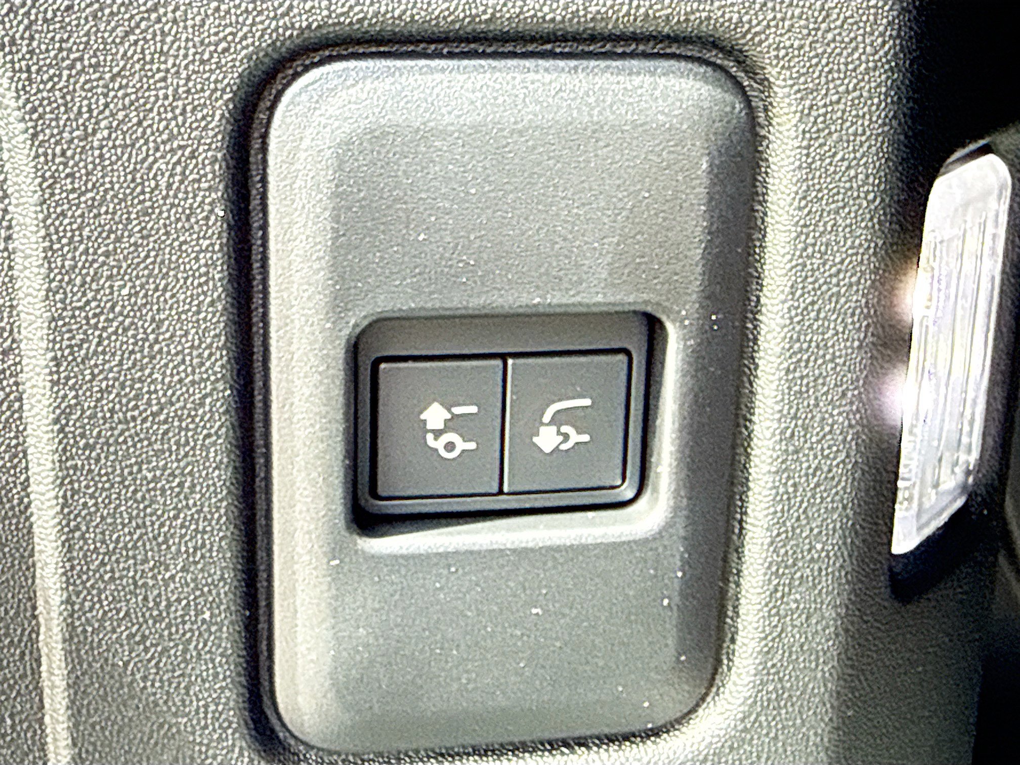 New 2026 Land Rover Defender 110 X-Dynamic SE AWD/4WD image 13