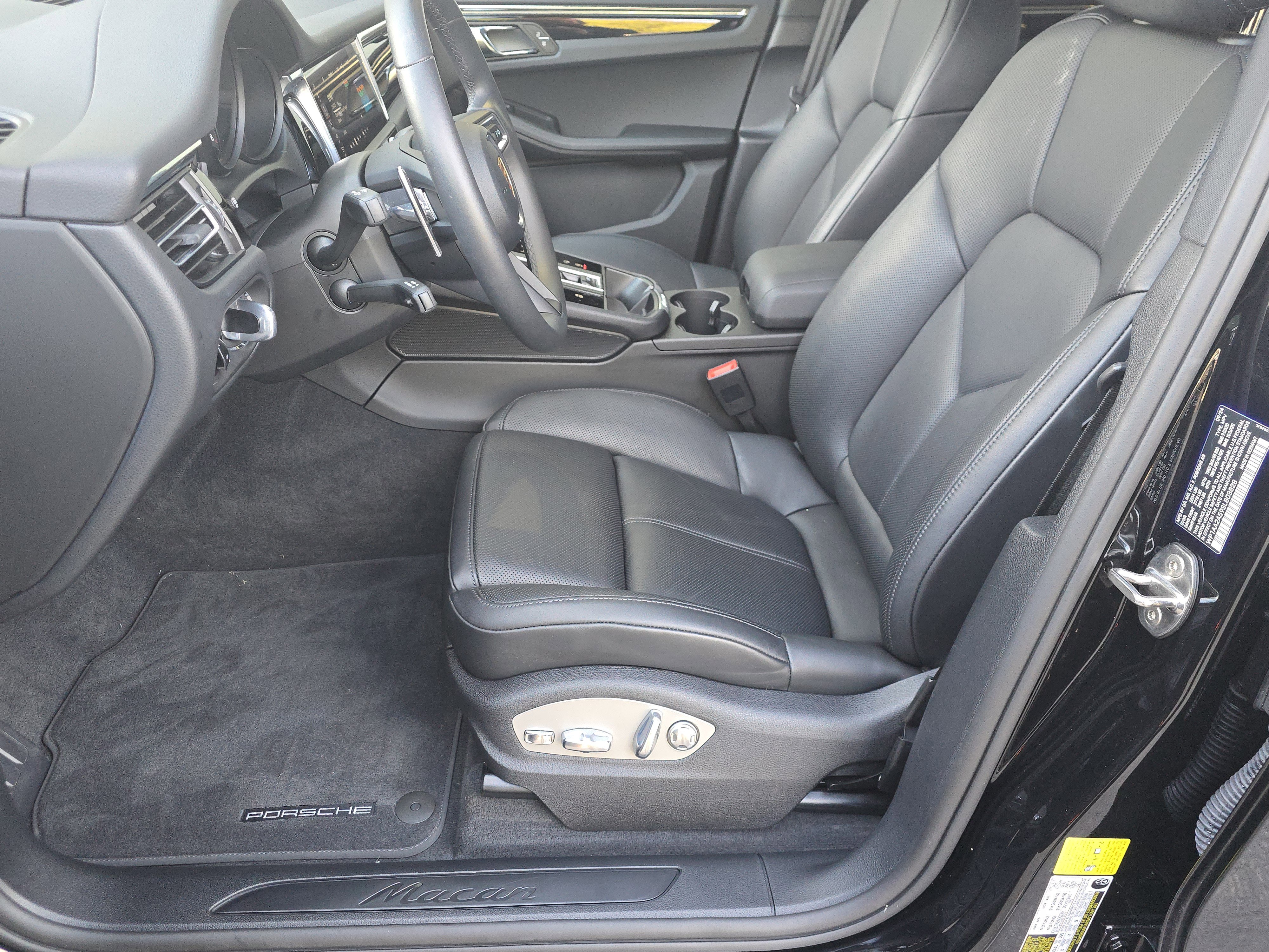 Certified 2025 Porsche Macan image 5