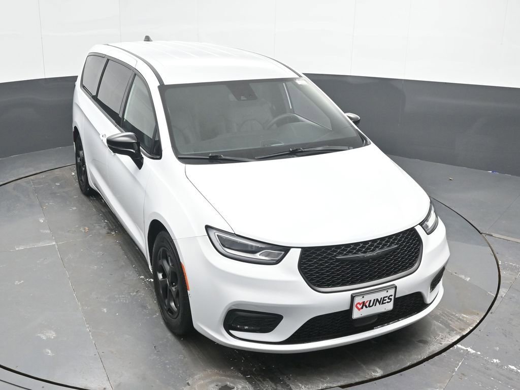 Used 2024 Chrysler Pacifica Select image 40