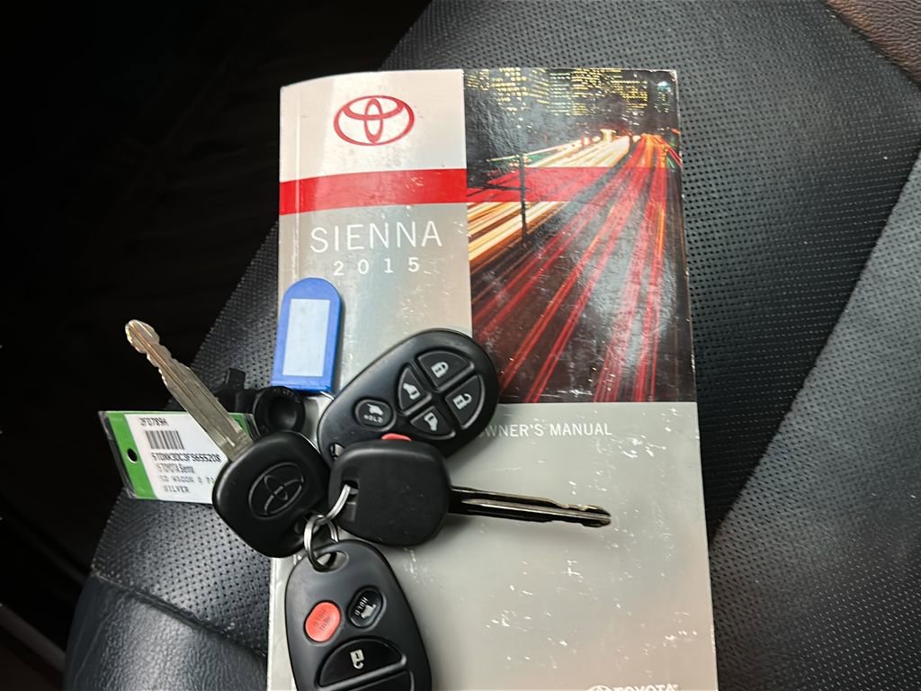 Used 2015 Toyota Sienna SE FWD image 29