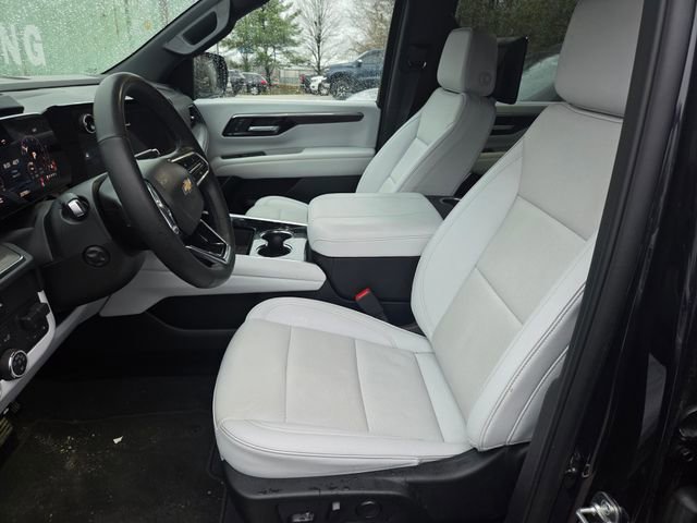 Used 2025 Chevrolet Suburban Premier image 9