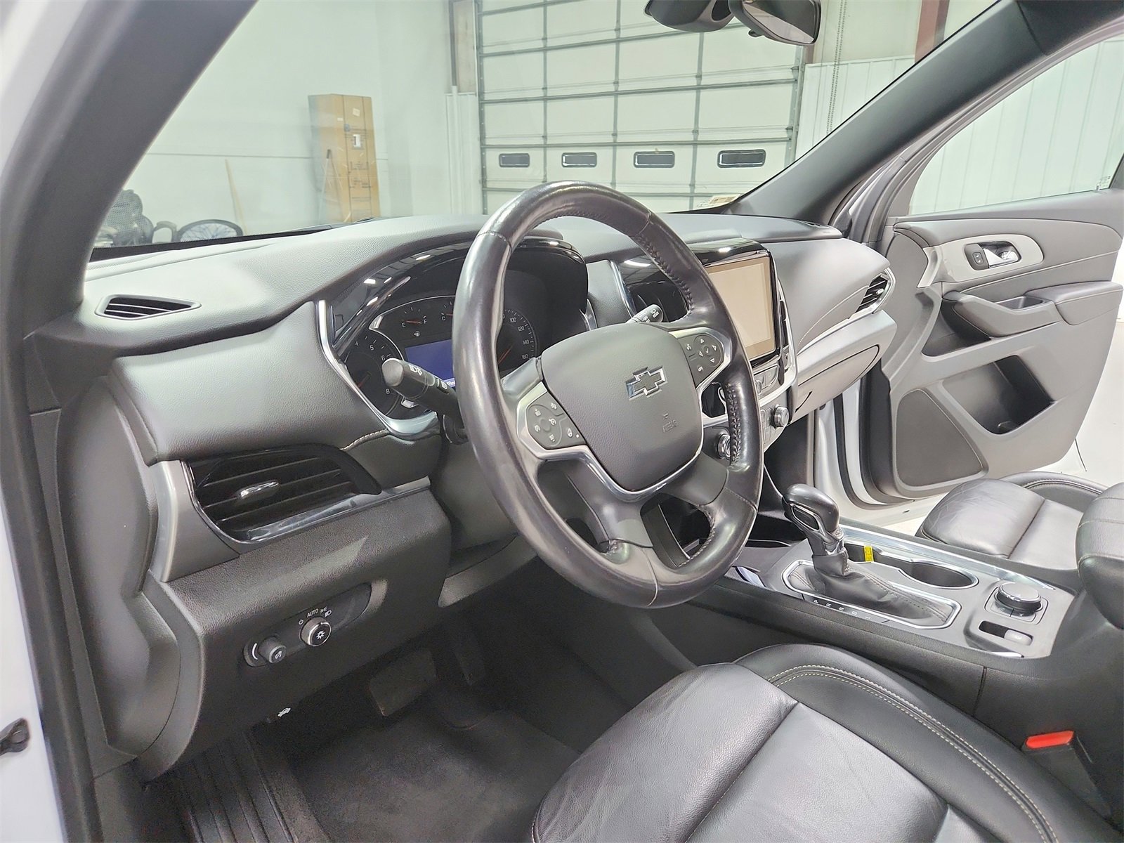 Used 2022 Chevrolet Traverse LT w/ Midnight/Sport Edition image 18