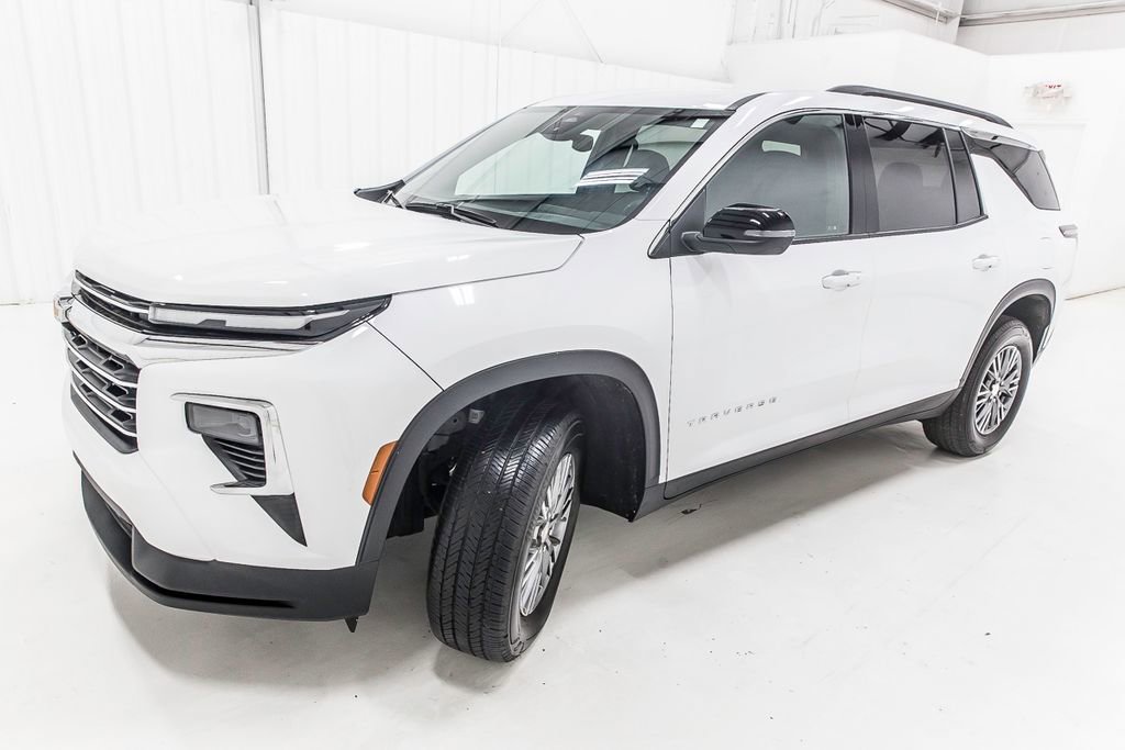 Used 2025 Chevrolet Traverse LT image 2