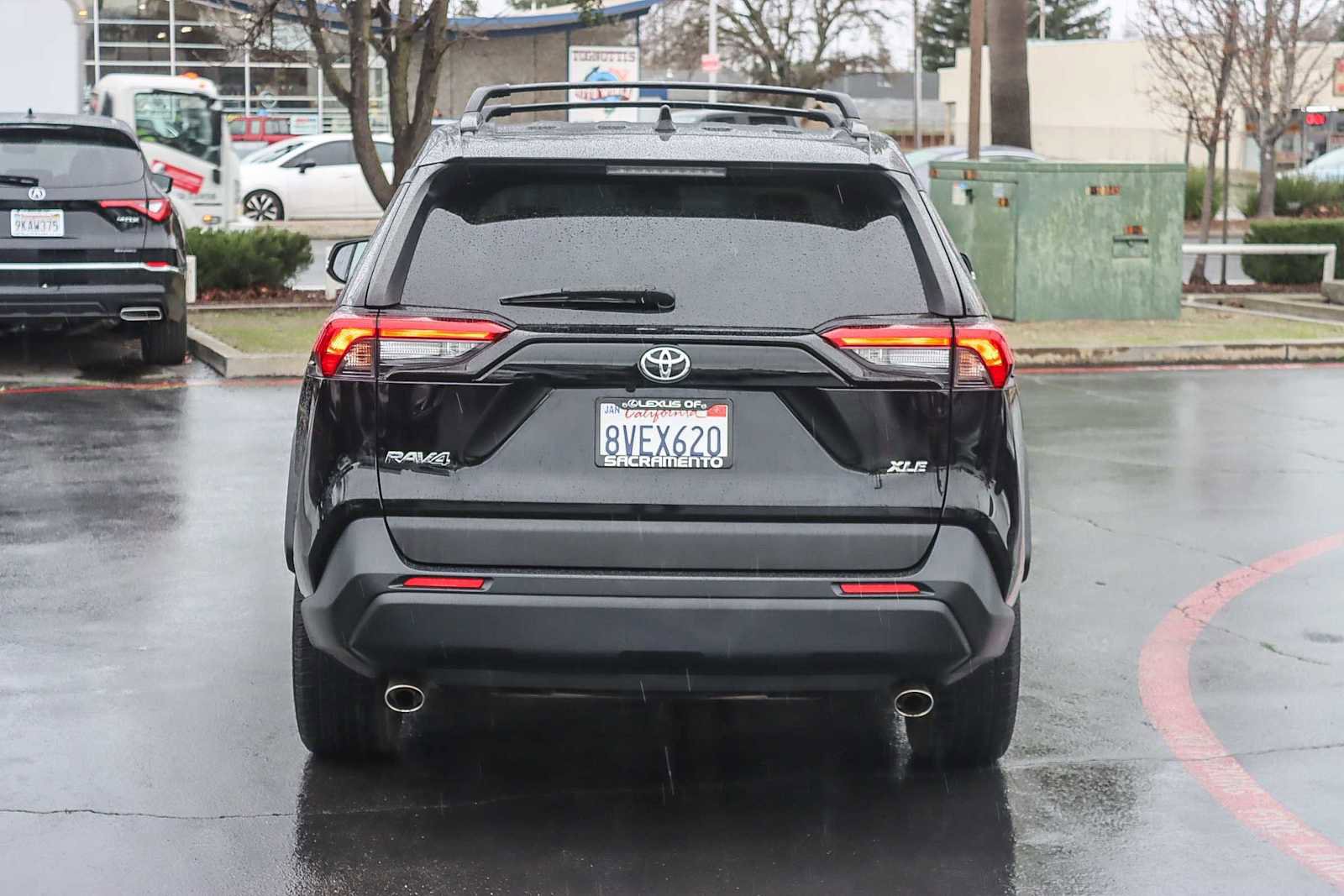 Used 2021 Toyota RAV4 XLE Premium image 3