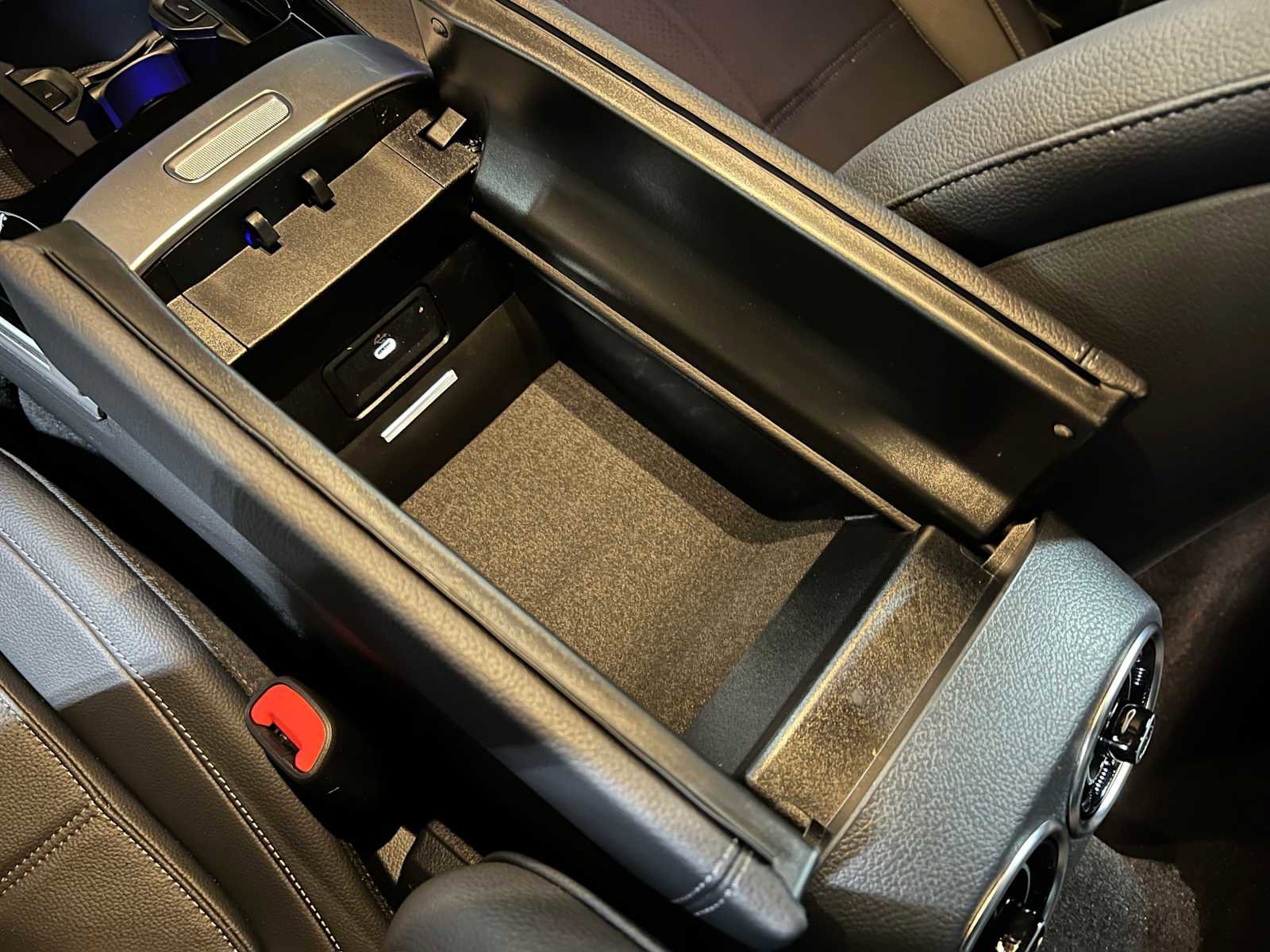 Used 2025 Mercedes-Benz C 300 4MATIC Sedan image 33