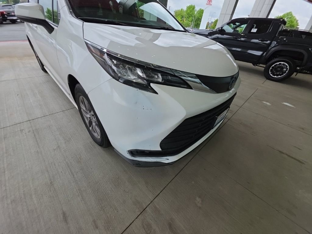 Used 2021 Toyota Sienna LE FWD image 1