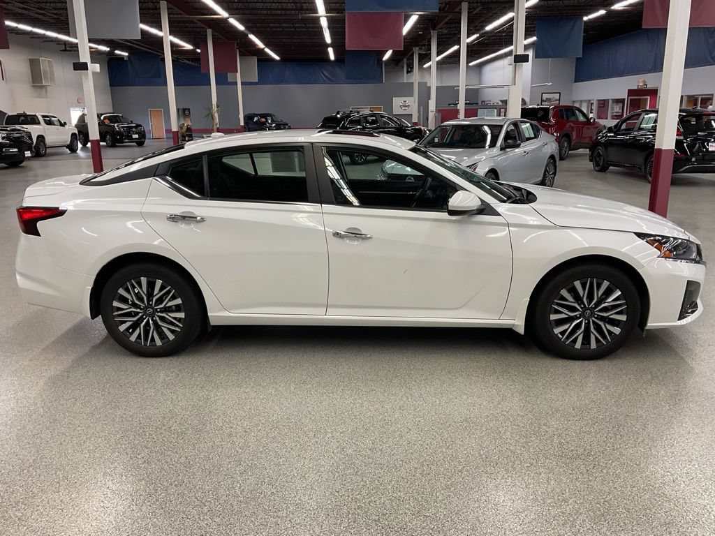 Used 2023 Nissan Altima 2.5 SV w/ SV Premium Package AWD/4WD image 4